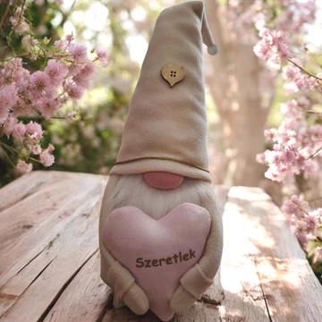 bezs_valentin_napi_mano_rozsaszin_szivvel_a_mellkasan_arany_szeretlek_felirattal