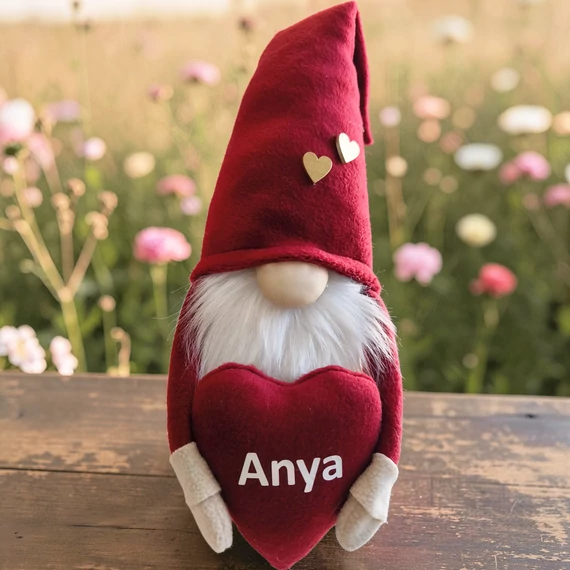 Anyák napi manó Anya feliratú szívvel 40 cm – bordó